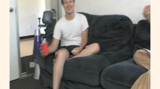 Mark Zuckerberg a menudo paseaba en la oficina en shorts, descalzo y con una cerveza en la mano.