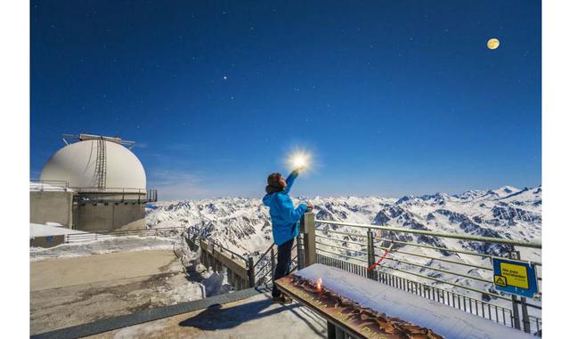 FOTO 5 | ‘Selfie’ con luna en el Pic du Midi. Esta foto fue tomada hace una semana, con luna llena, en el observatorio del Pic du Midi, a 2.877 metros de altitud, en los Pirineos franceses. “Eran las dos de la madrugada y tuve que posar yo mismo”, explica