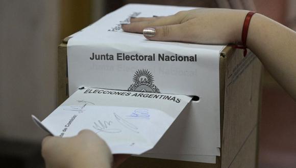 Una mujer vota en un colegio electoral durante las elecciones generales de Argentina en Buenos Aires el 27 de octubre de 2019 (Foto: Juan Mabromata / AFP)