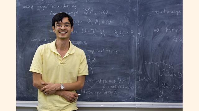 Terence Tao. Es un matemático australiano que trabaja principalmente en análisis armónico, ecuaciones en derivadas parciales, combinatoria, teoría analítica de números y teoría de representación. Es catalogado actualmente como la persona más inteligente d