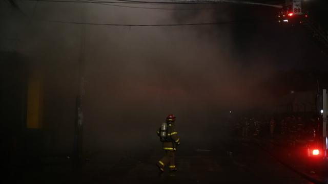 Según un reporte de la agencia estatal Andina, una de las personas atrapadas, Jovi Herrera, de 21 años, logró comunicarse telefónicamente con su familia para pedir auxilio. Fue ubicado por señas que hizo a través de una ventana, pero luego se perdió conta