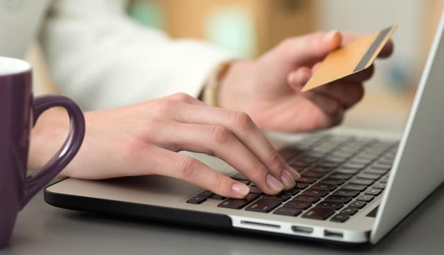 Foto 4 | Uno de cada cuatro clientes del BCP ya no acude a agencias. El número de clientes de la banca que prefiere el uso de canales digitales para realizar sus transacciones crece rápidamente en el país. Así, en el BCP alrededor del 25% de sus clientes ya son digitales, reveló a Gestión Arturo Johnson, gerente del área de canales alternativos del banco. Estas personas han dejado de acudir a las oficinas bancarias y utilizan la aplicación móvil (banca móvil) o la página web del banco (banca por Internet) para realizar sus operaciones. “Lo importante es que los clientes que llegan al canal digital se quedan ahí pues descubren sus beneficios”, indicó Johnson. Por ejemplo, el costo de sus transacciones baja, pues ya no se tienen que desplazar y pueden hacer las cosas remotamente. Pero es la banca móvil el canal que registra mayor dinamismo en los últimos años, y el que comienza a ser el más importante para la banca, sostuvo Johnson. La tasa de crecimiento anual del número de transacciones por banca móvil supera el 50% en el BCP. “Ya tenemos 40 millones de transacciones al mes en el canal móvil, de las cuales 3.9 millones son (operaciones) monetarias. Esta cifra ya empieza a ser tan importante como la de la banca por Internet, que tiene una existencia de 15 años”, detalló el ejecutivo (Foto: Andina).