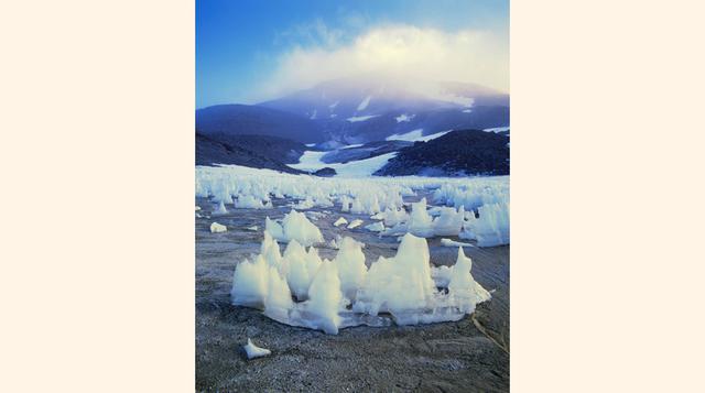 Las Nieves Penitentes de los Ojos del Salado (Chile y Argentina). Estos pináculos helados pueden llegar hasta los cinco metros de altura y se forman, sobre todo, debido a la acción del sol.