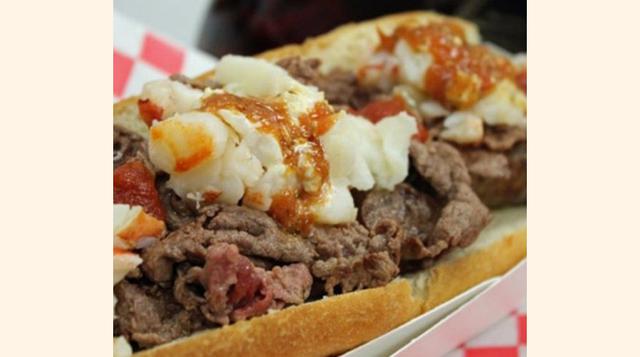 El perrito caliente más caro del mundo (US$ 90,31) El plato más barato de la lista y sin embargo el perrito caliente más escandalosamente caro que haya visto. En el restaurante Dougiedog de Vancouver puede degustar carne de Kobe, aceite de trufa, langosta