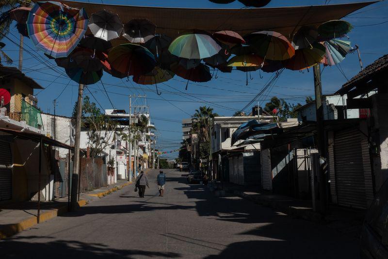 La respuesta rápida de los gobiernos, con cierres de fronteras, cuarentenas obligatorias e incluso toques de queda, les permitió ganar tiempo para ampliar la capacidad de atención.