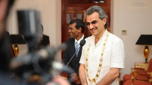 Foto 5 | 5. El Airbus A380 del Príncipe Alwaleed bin Talal  
Pertenecer al círculo íntimo de la familia real saudita ciertamente tiene sus ventajas. El príncipe Alwaleed bin Talal, por ejemplo, ya poseía un Boeing 747- 400 de 220 mdd, pero en su mundo eso son “gustito menores”. En 2007 pagó 319 millones por un jet superjumbo A380 de dos pisos, el avión de pasajeros más grande del mundo. Pidió actualizaciones, incluyendo espacio para sus caballos y dos autos Rolls Royce, que hicieron subir el precio del avión más allá de los 500 mdd. Sin embargo, antes de que el avión estuviera listo,  el príncipe vendió su juguete más nuevo a un comprador no revelado.
Costo: Al menos US$ 500 millones.
(Foto: Mauroof Khaleel / Flickr.com)