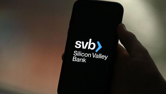 El logotipo de Silicon Valley Bank (SVB) en un teléfono inteligente en Arlington, Virginia, el 10 de marzo de 2023. (Foto de OLIVIER DOULIERY / AFP)