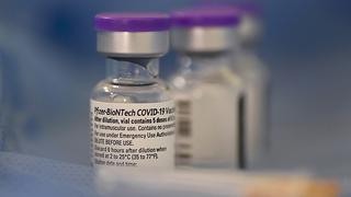 FDA de EE.UU. otorga aprobación total a vacuna antiCOVID de Pfizer-BioNTech para mayores de 16 años