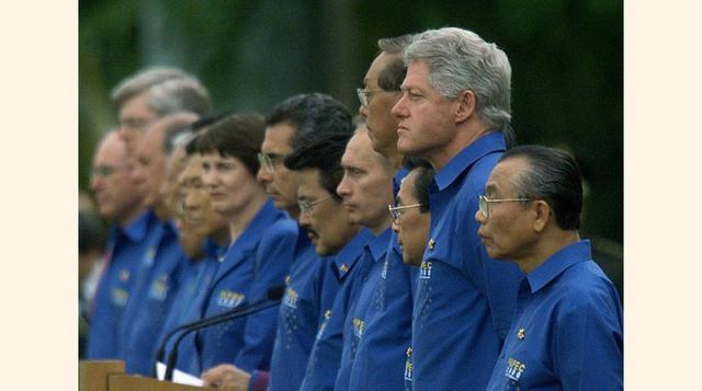 En el 2000 en Brunei, los líderes se tomaron la foto oficial ataviados con una prenda larga azul típica malaya.
