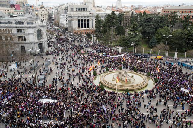 Foto 3 |  Madrid. En la ciudad más visitada de España, podrá conocer el Palacio Real, la Puerta de Alcalá, el Parque del Retiro, el Museo del Prado, el estadio Santiago Bernabéu, además de hacer un recorrido de vinos y tapas. (Foto: EFE)