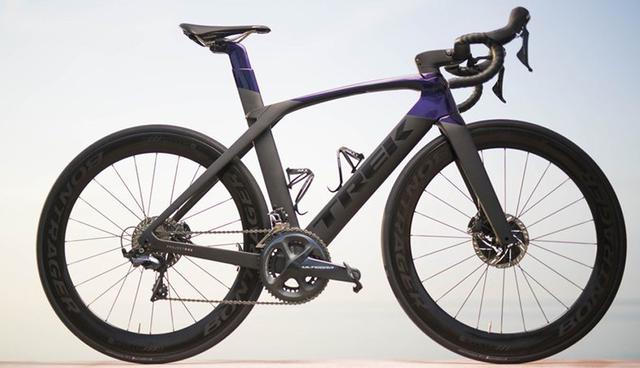 FOTO 4 | Trek Madone SLR. Los ciclistas que usen Trek-Segafredo se subirán a una nueva versión con discos de la bicicleta aerodinámica Madone, la SLR. (Foto: Kristof Ramon)