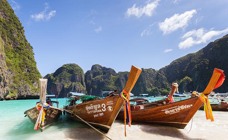 1)	Bahía Maya, Tailandia: Desde el 2000, la bahía recibe entre 4.000 y 5.000 turistas al día. Expertos aseguran, que el 77% de sus corales corre serios peligros por el daño provocado por las anclas de los botes que transportan turistas.  (Foto: WIKIMEDIA COMMONS)