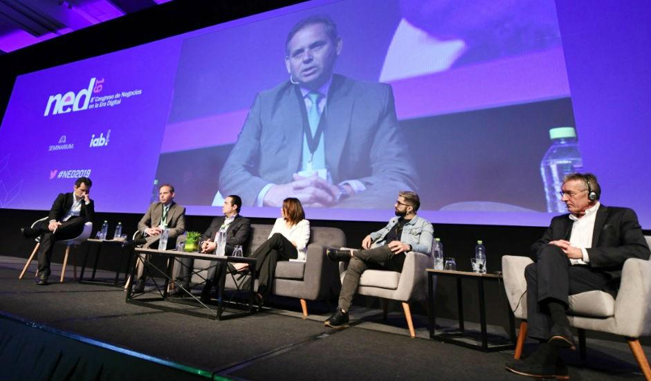 El viceministro Augusto Eguiguren (en pantalla gigante), durante su presentación en el evento junto a Fernando Eguiluz (BBVA), Giovanna Cortez (Microsoft Perú), Sebastián Ossés (Continuum Perú) y el experto en transformación digital, Didier Bonnet.