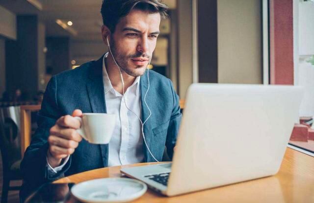 FOTO 11 |  CENA, COMPRA Y ACUMULA PUNTOS SIN DIRIGIRTE AL AEROPUERTO. No es necesario atravesar el mundo para rápidamente acumular recompensas significativas. Incluso si eres una persona hogareña, gracias a las alianzas y las redes integrales de alianzas, una variedad de programas de viajero frecuente te permiten acumular puntos sin hacer las maletas. Por ejemplo, United, JetBlue, American, Delta y Southwest ofrecen programas de afiliados de comidas que te permiten acumular puntos en los lugares participantes. Incluso puedes navegar por los portales de JetBlue Shop True, Delta Air Lines SkyMiles Shopping y Southwest Rapid Rewards Shopping para comprar (y acumular puntos) con socios participantes como Apple, Macy's y Target. Échale un vistazo a Evreward.com para consultar detenidamente a los minoristas participantes donde puedes acumular millas y puntos. (Foto: Getty)