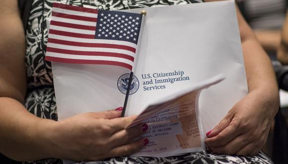 Un solicitante de ciudadanía estadounidense sostiene una bandera estadounidense y documentos durante una ceremonia de naturalización en el juzgado de EE. UU. Evo A. DeConcini en Tucson, Arizona, EE. UU., el viernes 16 de septiembre de 2016. (Fotógrafo: David Paul Morris/Bloomberg)