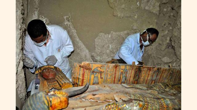 Pertenece a un alcalde llamado Ausrihat y contiene ocho momias, diez sarcófagos y cientos de estatuillas funerarias.