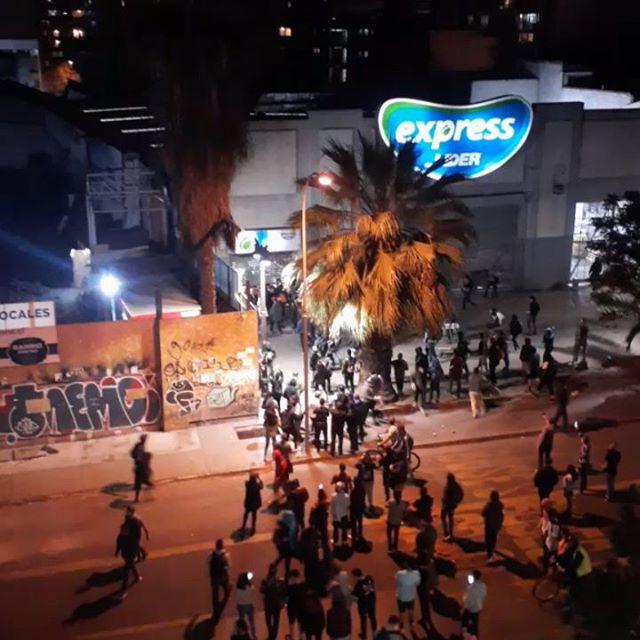 Express, otra de las tiendas de Walmart, también fue afectada. (Foto: Twitter @sinfusil)