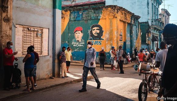 Acostumbrados a encontrar creativas soluciones alternativas en situaciones desesperadas, los cubanos en el exterior comenzaron a ofrecer vender criptomonedas, como bitcoin, a personas en la isla con teléfonos móviles y conocimientos tecnológicos. (Foto: Getty)