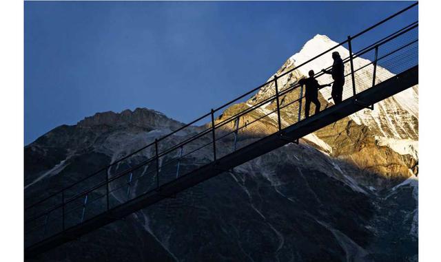 Un dron muestra una vista general del puente Europabruecke.