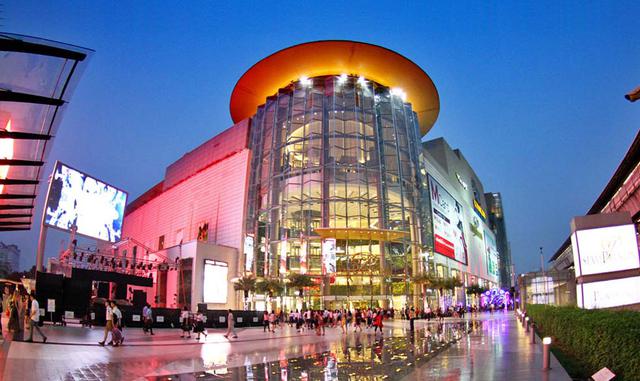 FOTO 3 | Siam Paragon, Bangkok. Se trata del centro comercial más lujoso de Tailandia. Su peculiaridad radica en las más de 250 tiendas de moda que albergan (Jimmy Choo, Mont Blanc, Emilio Pucci y más), pero también en que hay concesionarias de autos Lamb