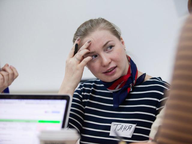 Foto 4: Me mudaré en un par de años. Tu entrevistador no va a responder del todo positivo cuando se le expresa la intención de usar el puesto de trabajo como peldaño para algo mejor y más grande. La regla no está escrita en piedra, sin embargo. Una ejecutiva de Google, Liz Wessel, le dijo a la gigante de tecnología que pensaba quedarse dos años y su actitud emprendedora terminó calando bien en su entrevistador.