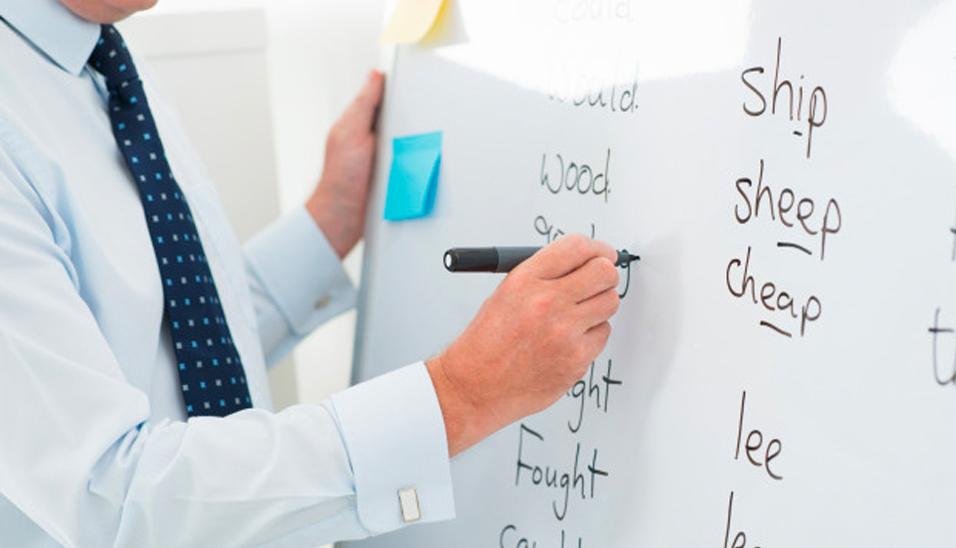 FOTO 1 | Traductor. En la actualidad los buscadores en línea o APPs facilitan la traducción de textos, pero los resultados no suelen ser del todo precisos; hay ciertos aspectos de la lengua que necesitan interpretarse dependiendo del significado, y sólo una persona que domina el idioma puede lograr transmitir el mensaje a la perfección. En empresas internacionales o editoriales que usan contenido de otros países, constantemente requieren las habilidades de proveedores que manejen el idioma. (Foto: Freepik)