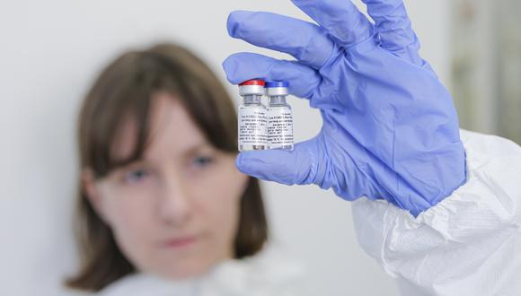 Una investigadora del Gamaleya Research Institute of Epidemiology and Microbiology muestra la vacuna desarrollada por Rusia. (Foto: Handout / Russian Direct Investment Fund / AFP)