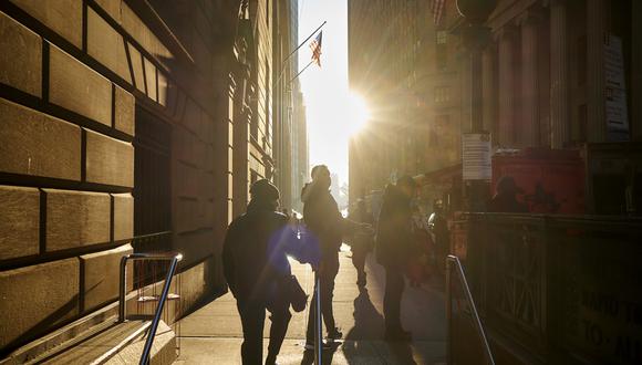 Los peatones salen de una estación de metro cerca de la Bolsa de Valores de Nueva York (NYSE) en Nueva York, EE.UU., el jueves 27 de diciembre del 2018. Photographer: John Taggart/Bloomberg