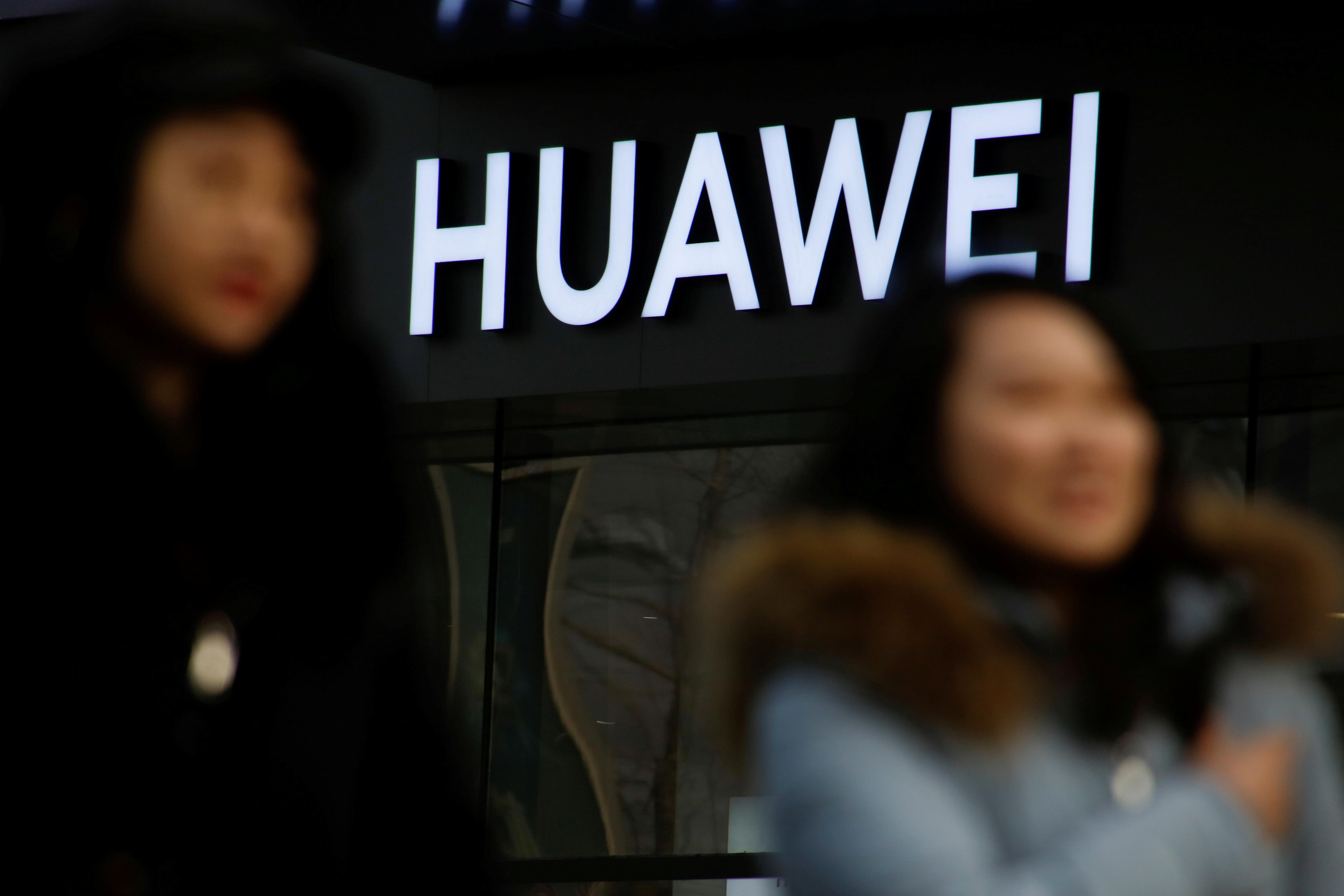 Estados Unidos puso a Huawei en una lista negra en mayo del 2019, obligando de facto a las empresas estadounidenses y las residentes en Estados Unidos a encontrar otros proveedores para sus equipos de telecomunicaciones. (Foto: Reuters)