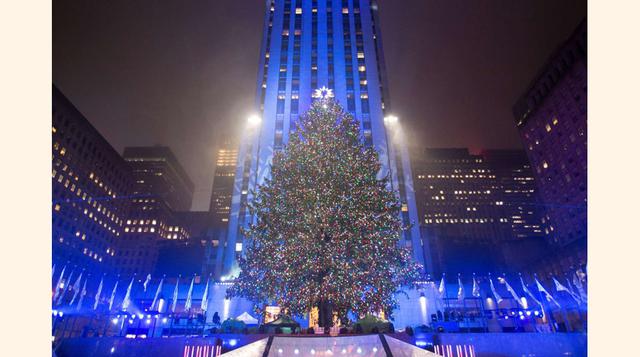 Nueva York, Estados Unidos. El árbol de Navidad encendido después de la ceremonia 84ª del árbol del Rockefeller Center el 30 de noviembre.