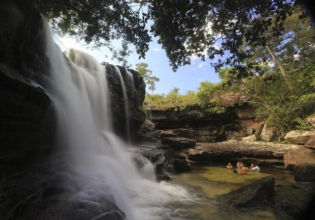 2)	Caño Cristales, Colombia: Desde hace algunos años,  sobre todo a partir de la firma de los acuerdos de paz en 2016, los turistas han comenzado a visitar los paisajes de la zona. Autoridades turísticas tienen por delante el desafío de proteger este delicado ecosistema de la llegada sin precedentes de visitantes debido a que se teme, por ejemplo, que a medida que aumenta el número de visitantes, aumente el grado de contaminación y resulten dañadas las preciosas plantas acuáticas. Por esta razón, en diciembre se restringió el acceso al río, para darle un descanso.  (Foto: Reuters)