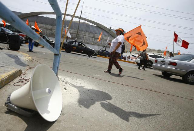 Simpatizantes de Fuerza Popular permanecen en las afueras del Penal de Anexo de Mujeres de Chorrillos en apoyo a Keiko Fujimori. (Foto: Francis Neyra | GEC)