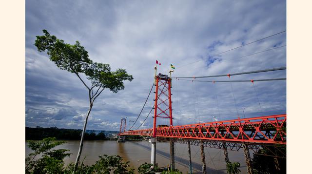 El puente Guillermo Billinghurst, sobre el río Madre de Dios, forma parte de la IIRSA Sur. Tiene una longitud total de 722 metros y por sus características es el puente colgante más largo de Perú.