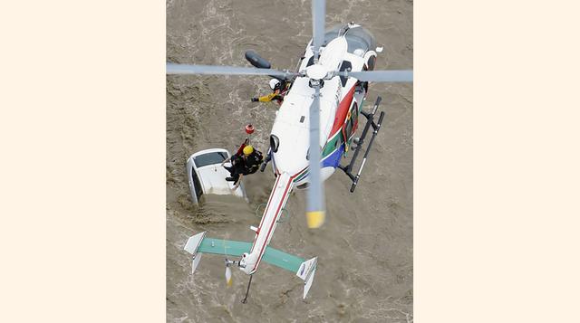 La televisora estatal NHK mostró imágenes aéreas de rescatistas descendiendo desde helicópteros y encaramándose a balcones de viviendas para llegar a los residentes atrapados. No se reportaron víctimas mortales o heridos de inmediato.