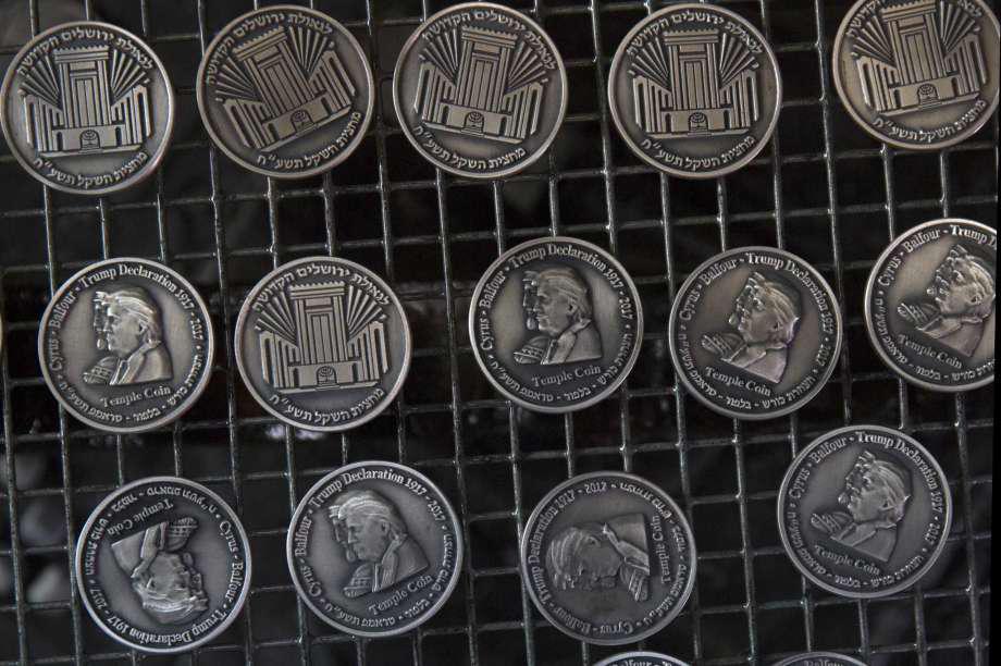 El Centro Educacional Mikdash Educational explicó que la "Moneda del Templo" muestra a Trump junto con el Rey Cyrus.