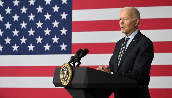 El presidente de los Estados Unidos, Joe Biden, habla sobre la economía en las instalaciones del Local 77 de la Unión Internacional de Ingenieros Operativos en Accokeek, Maryland, el 19 de abril de 2023. (Foto de Jim WATSON / AFP)