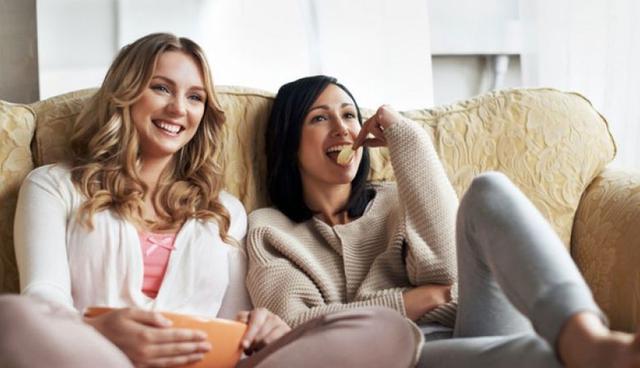 FOTO 5 | No puedes tener un snack a media tarde. Dicen que comer demasiado o comer muy rápido puede interrumpir tu sueño, pero en realidad, un snack ligero es fuente de triptófano, algo que puede ayudarte a dormir. Busca algo con carbohidratos y proteína como cereal con leche o un pan tostado. (Foto: Getty)