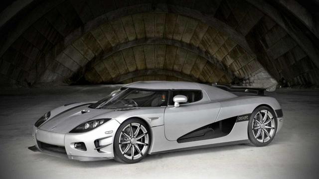 FOTO 2 | Koenigsegg CCXR Trevita: USD 4,8 millones. Una excentricidad de la firma sueca que sólo ha realizado dos unidades. Una de ellas pertenece al boxeador Floyd Mayweather, una figura que goza de ostentar su riqueza. La peculiaridad que hace que ocupe el segundo lugar del ranking quizás se deba su carrocería acabada en diamante tejido en fibra de carbono, un proceso de construcción altamente complejo.