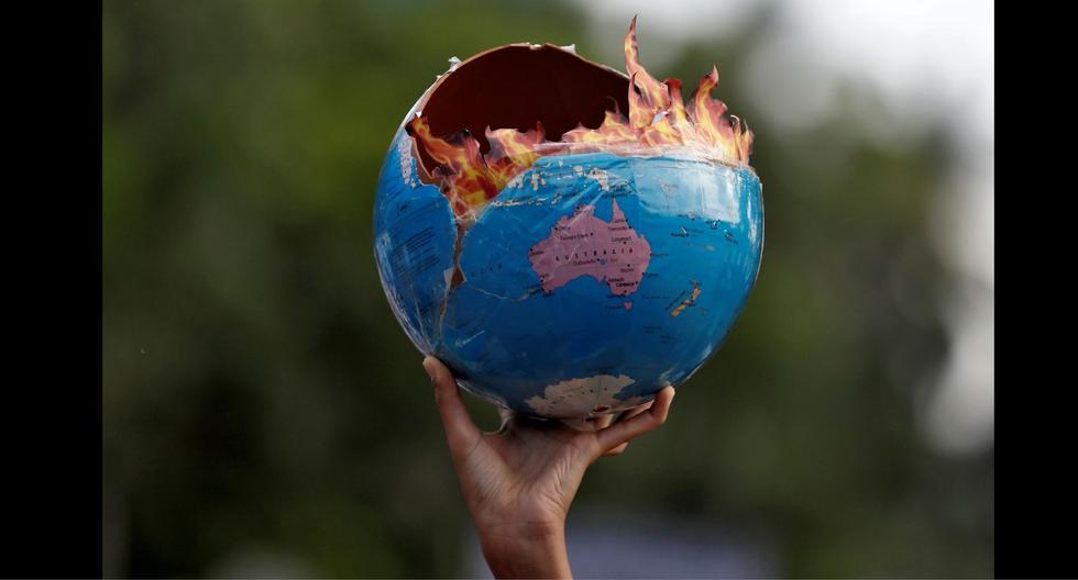 Un manifestante sostiene una réplica del planeta en llamas durante una marcha de Fridays for Future en Mumbai (India) el 27 de septiembre. (Foto: Francis Mascarenhas / Reuters).