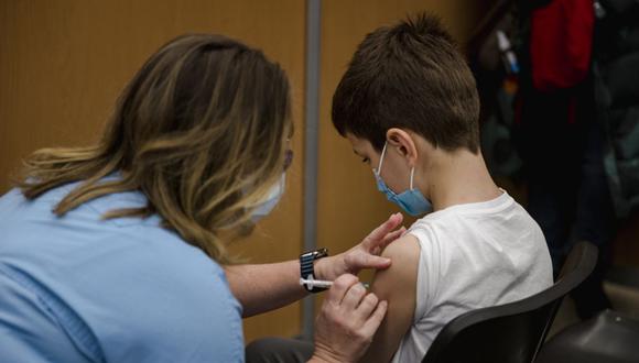 La Administración de Alimentos y Medicamentos de Estados Unidos autorizó la vacuna de Pfizer y su socio BioNTech SE para niños de 5 a 11 años a fines de octubre en una dosis más baja que la que reciben los jóvenes mayores y los adultos. (Foto: Andrej Ivanov / AFP)
