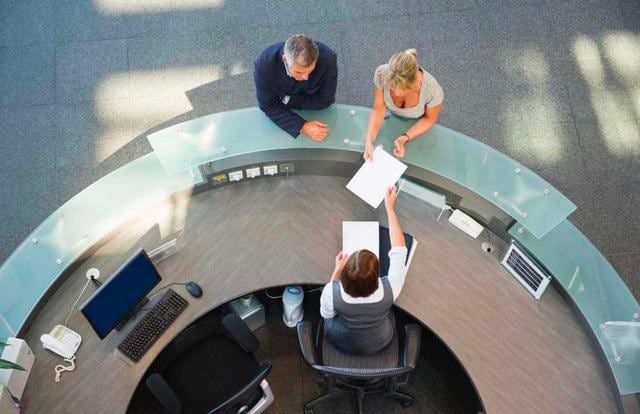 FOTO 3 | ALÉJATE DE LAS MOLESTAS TARIFAS OCULTAS DEL HOTEL. En estos días los hoteles agregan cargos adicionales por una variedad de ventajas y servicios, desde cargos por equipaje hasta tarifas de registro de entrada temprano y tarifas de wifi, que a menudo se traducen en un costo adicional de 20 a 30 dólares por noche. "En un sitio para hacer reservaciones de hotel, la tarifa que ves al principio podría no incluir tarifas del complejo vacacional o costos como el estacionamiento", dice Sampson. Para evitar las sorpresas con los precios, haz algunas investigaciones antes de reservar. Busca tu hotel en ResortFeeChecker.com, que muestra reseñas de usuarios, ventajas y cargos en miles de propiedades que figuran en su base de datos. También resiste la tentación de sacar cualquier cosa del minibar. En lugar de ello, lleva tus propios bocadillos para evitar los cargos que hacen por todo, desde bares hasta botellas de agua. (Foto: Getty)