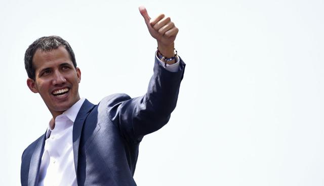 No era el hombre de las grandes arengas contra el régimen de Nicolás Maduro, pero Juan Guaidó irrumpió con fuerza al autojuramentarse como presidente encargado de Venezuela ante una multitud. (Foto: AFP)