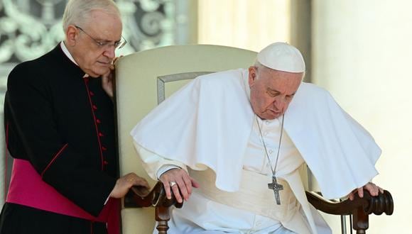 Desde principios de mayo, el papa de 85 años utiliza una silla de ruedas o un bastón, debilitado por un fuerte dolor en su rodilla derecha. (Foto: Vincenzo Pinto | AFP)