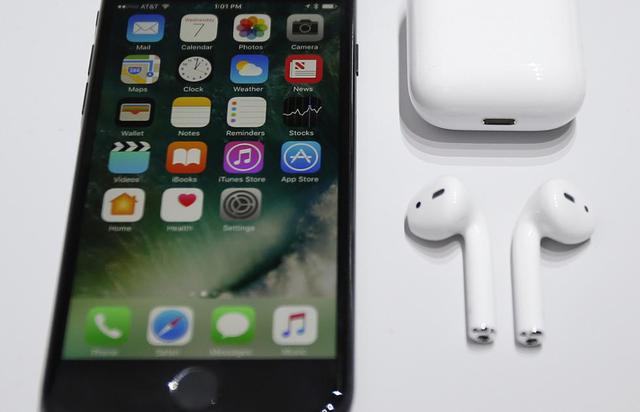 FOTO 4 | 4. El iPhone 7, con su pantalla de gran tamaño y mejoras en cámara, resistente a salpicaduras y polvo, les sigue en el ránking con más de 5,6 millones de celulares vendidos. (Foto: Apple)