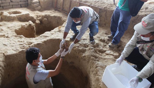 FOTO 10 | "Tres o cuatro de ellos, que parecen tener mayor jerarquía, están envueltos en fardos, es decir, tienen entre 20 o 25 telas, o incluso a veces hasta 30, que envuelven al personaje", destacó Delgado. (Foto: AFP)