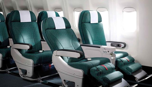 FOTO 4 | 4. Cathay Pacific

Una de las cabinas económicas premium mejor diseñadas se ha instalado en el A350 de Cathay Pacific, mientras que sus B777-300ER se están actualizando con reposapiernas ergonómicos y espacio adicional para las piernas.

 

Diferencia de precio: Sus toques adicionales de lujo pueden duplicar el precio de un boleto de ida y vuelta de San Francisco a Hong Kong (US$1.273 frente vs US$665 en clase económica) y aumentar aún más el costo de un vuelo de Hong Kong a Sídney (US$1.414 vs US$560 en clase turista). (Foto: Cathay Pacific)