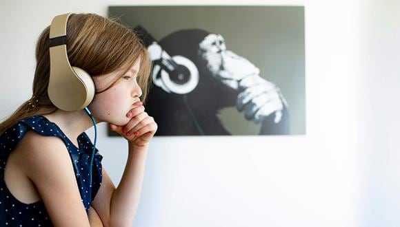 El formato de audio tiene muchos beneficios, como fomentar la imaginación, ayudar a los niños a concentrarse por tiempos más prolongados, y promover una mejor dicción y vocabulario. (Ute Grabowsky/Photothek vía Getty Images)