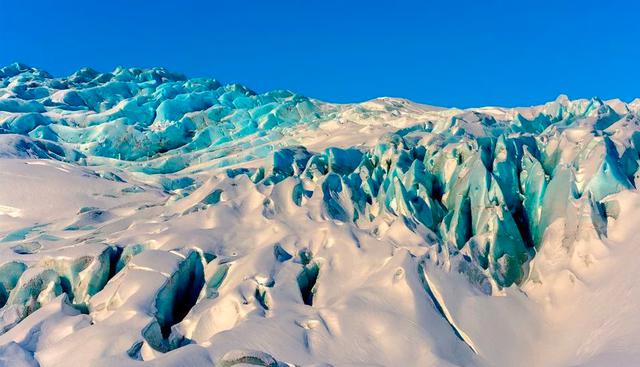 FOTO 28 | Parque Nacional Vatnajökull - naturaleza dinámica del fuego y el hielo, Islandia. Esta región volcánica icónica, cuenta con diez volcanes centrales, ocho de los cuales son subglaciales. Dos de estos están entre los más activos de Islandia. La interacción entre los volcanes y las grietas que subyacen a la capa de hielo toma muchas formas. Foto: unesco.org.