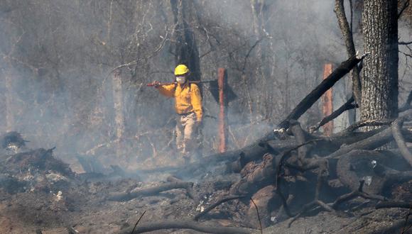 Morales apuntó que uno de los aspectos que hay que atender para la prevención de incendios es la dotación de equipamiento además de la formación de los pobladores de las zonas vulnerables a ese tipo de desastres. (Foto: AFP)