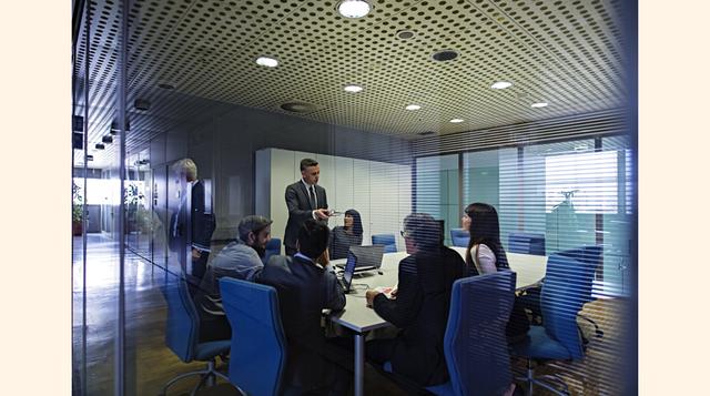 Ser un líder a tiempo completo.  Los buenos líderes pasan la mayor parte de su tiempo facilitando el trabajo de los miembros del equipo, no ejecutándolo por ellos mismos. Al igual que un entrenador en un equipo deportivo, el trabajo del jefe no debería ll